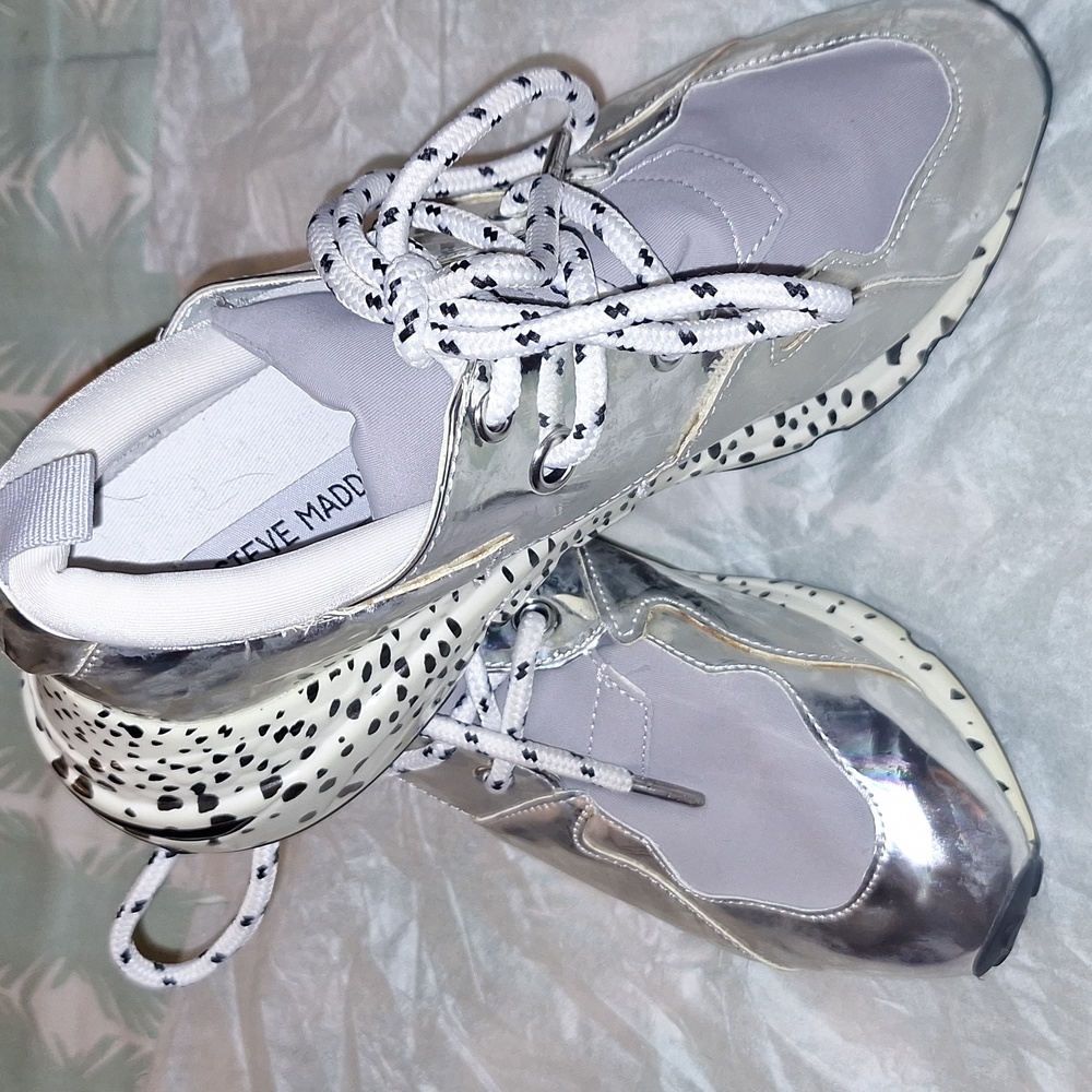 Steve Madden Pre-owned used Silver White Black Sneakers Size 8M